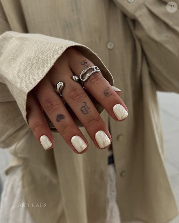 Com o formato squoval e os cuidados adequados para unhas impecáveis, nossas mãos estarão dignas de revista no próximo ano.