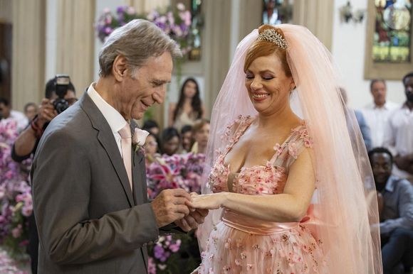 Aldeíde (Karine Teles) e Laudelino (Herson Capri) em 'Vale Tudo' se casam no capítulo deste sábado, 5.