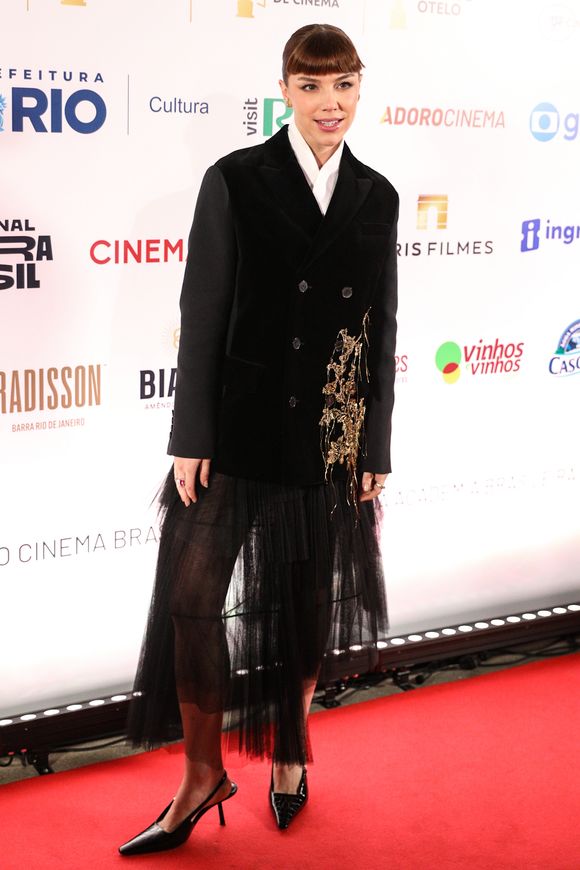 Nesta quarta-feira (30), Alice Wegmann marcou presença em premiação com look de mais de R$ 40 mil