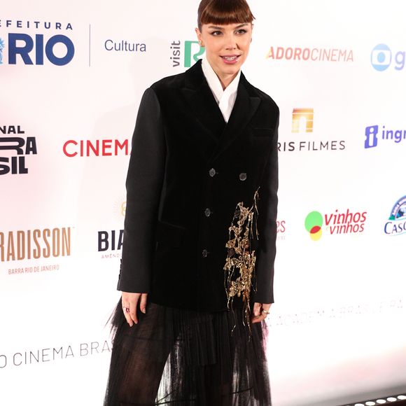 Nesta quarta-feira (30), Alice Wegmann marcou presença em premiação com look de mais de R$ 40 mil