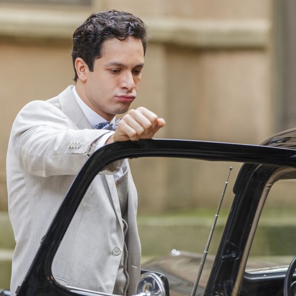 Celso (Rainer Cadete) ajuda Sandra (Flávia Alessandra) a deixar a cadeia na novela 'Êta Mundo Bom! 2'