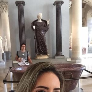 Lica Lopes mantinha o cabelo loiro com luzes na época