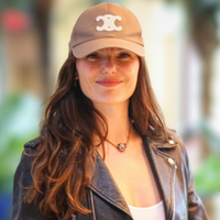 Boné grifado de mais de R$ 4 mil, jaqueta biker, mocassim da Chanel e mais: um raio-x do aerolook poderoso de Isis Valverde