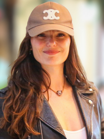 Boné grifado de mais de R$ 4 mil, jaqueta biker, mocassim da Chanel e mais: um raio-x do aerolook poderoso de Isis Valverde