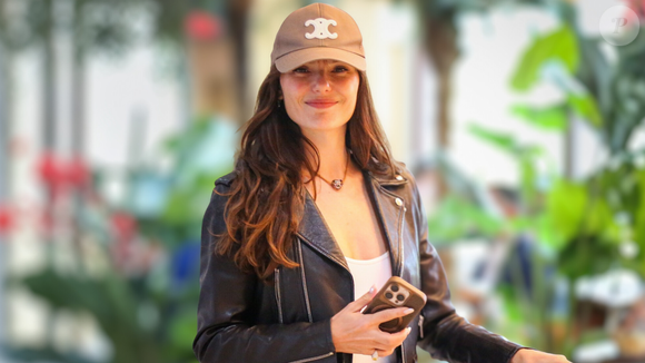 Boné grifado de mais de R$ 4 mil, jaqueta biker, mocassim da Chanel e mais: um raio-x do aerolook de Isis Valverde