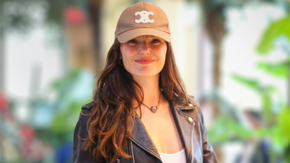 Boné grifado de mais de R$ 4 mil, jaqueta biker, mocassim da Chanel e mais: um raio-x do aerolook poderoso de Isis Valverde