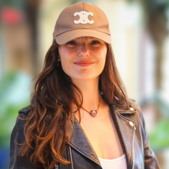 Boné grifado de mais de R$ 4 mil, jaqueta biker, mocassim da Chanel e mais: um raio-x do aerolook de Isis Valverde