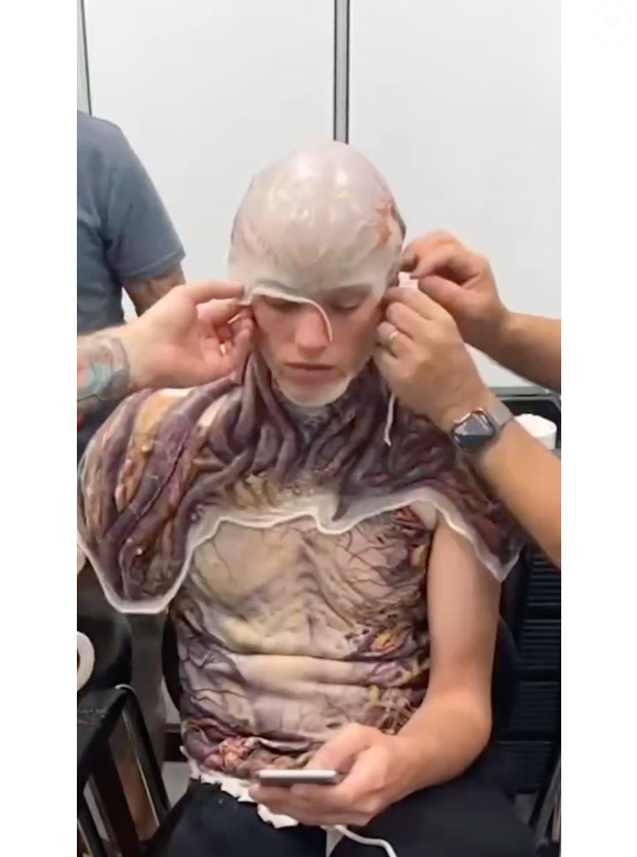 Então, as próteses de Jamie Campbell Bower avançam sobre a sua testa e sobrancelhas