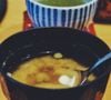Entre as receitas tradicionais que atravessam gerações, uma delas voltou ao centro das recomendações de especialistas: o caldo detox preparado com alho-poró, couve-flor e caldo de ossos.