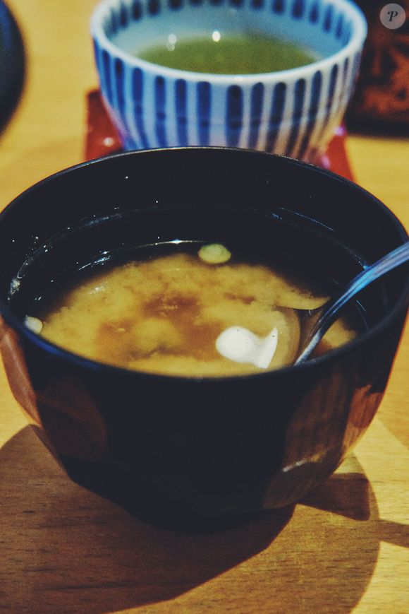 Entre as receitas tradicionais que atravessam gerações, uma delas voltou ao centro das recomendações de especialistas: o caldo detox preparado com alho-poró, couve-flor e caldo de ossos.