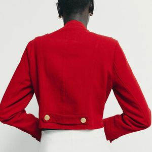 Entre referências de figurinos pop e uniformes clássicos, a jaqueta vermelha da Zara aposta em mangas amplas e fechamento com alamares para dominar os looks de inverno