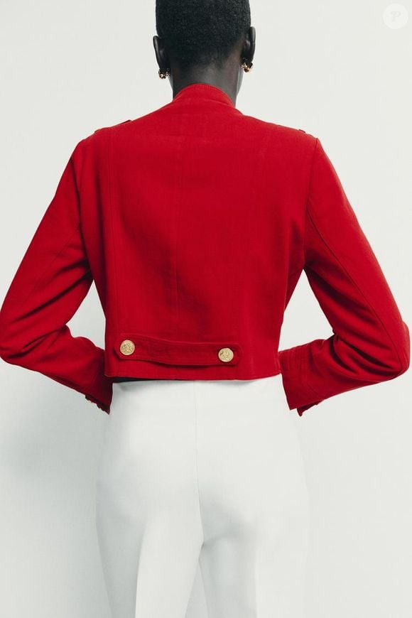 Entre referências de figurinos pop e uniformes clássicos, a jaqueta vermelha da Zara aposta em mangas amplas e fechamento com alamares para dominar os looks de inverno