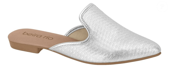 Minimalista e versátil, o mule prateado da Beira Rio traduz a tendência com uma leitura urbana e acessível