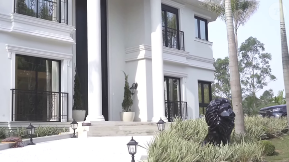 Mansão de Simone Mendes tem fachada que se destaca pelo estilo neoclássico