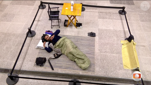 Breno foi surpreendido por Tadeu Schmidt na noite deste sábado (28), quando estava exilado no jardim