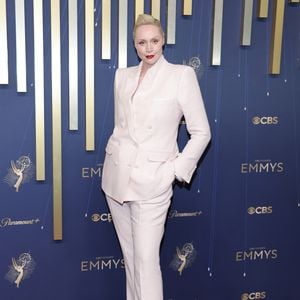 Gwendoline Christie veste Tom Ford no tapete vermelho do Emmy 2025