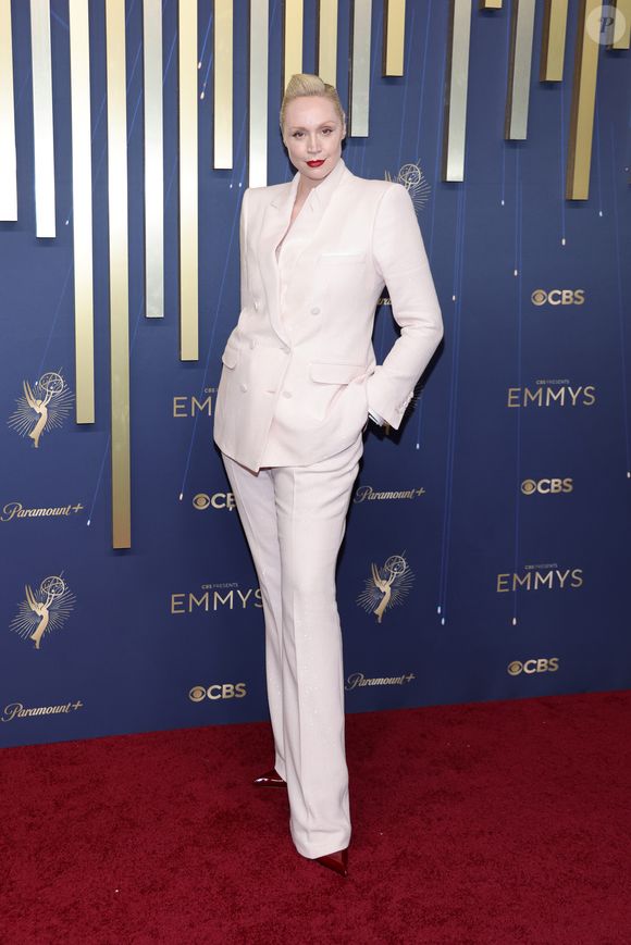 Gwendoline Christie veste Tom Ford no tapete vermelho do Emmy 2025