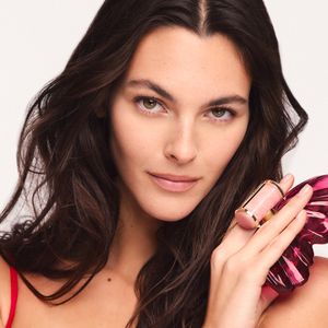 O perfume La Bomba, de Carolina Herrera, tem a modelo Vittoria Ceretti como rosto internacional