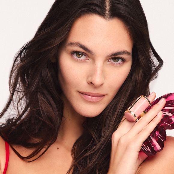 O perfume La Bomba, de Carolina Herrera, tem a modelo Vittoria Ceretti como rosto internacional