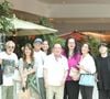 Renato Aragão almoçou com a mulher, Lilian Aragão, e a filha caçula, Lívian Aragão, e outros parentes em shopping do Rio em 19 de abril de 2025