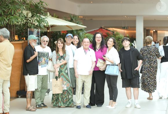 Renato Aragão almoçou com a mulher, Lilian Aragão, e a filha caçula, Lívian Aragão, e outros parentes em shopping do Rio em 19 de abril de 2025