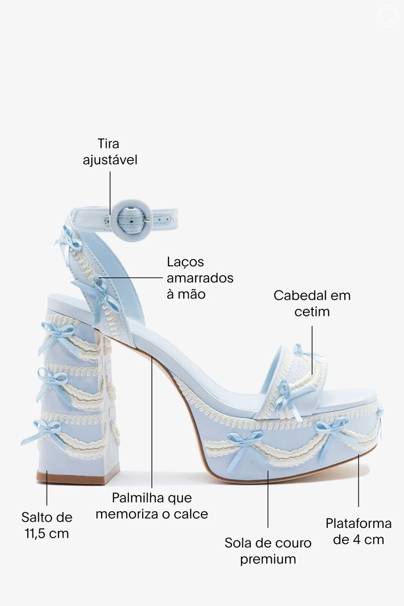 A nova sandália da Larroudé prova que um único acessório pode transformar completamente a produção. Com cetim azul bebê, laços delicados e aplicações em relevo que lembram um bolo de casamento, o modelo inspirado na estética coquette promete substituir qualquer salto básico em festas e eventos especiais