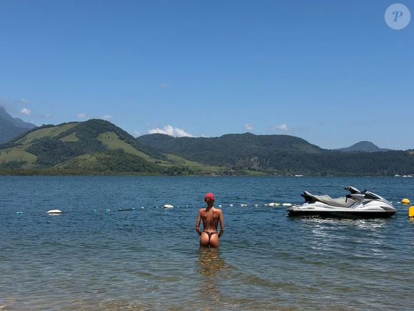 De topless, Sasha deixou o bumbum em evidência