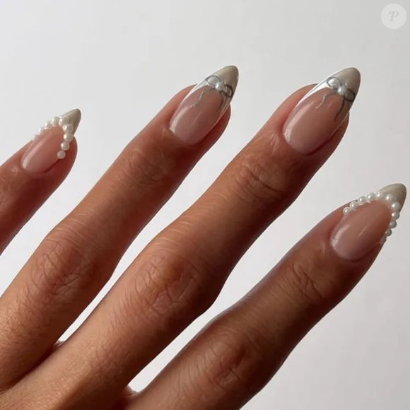 Esta francesa elegante em cromo branco com detalhes em pérola é fofa demai