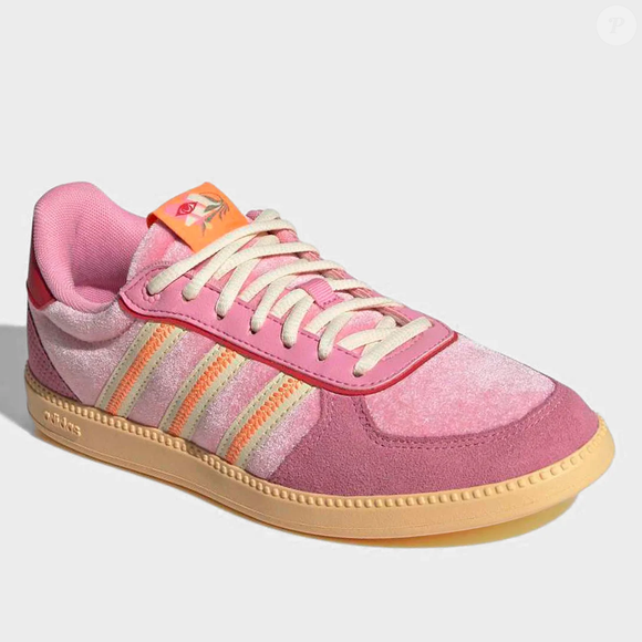 A cor que domina as chuteiras dos craques na Copa do Mundo de 2026 agora aparece em um tênis casual que combina conforto, versatilidade e estilo. O Adidas Breaknet Sleek Rosa custa menos de R$ 250 e já chama atenção entre as apaixonadas por moda
