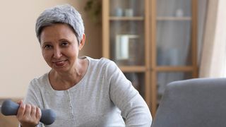 Três exercícios que você pode fazer em casa se tem mais de 60 anos: tudo o que precisa é de uma cadeira e disposição para levantar, segundo uma personal trainer