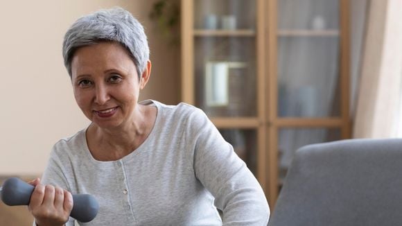 Três exercícios que você pode fazer em casa se tem mais de 60 anos: tudo o que precisa é de uma cadeira e disposição para levantar, segundo uma personal trainer