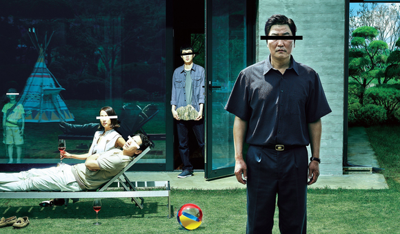 Se a sua família gosta de conversar sobre filmes, Parasita é obrigatório. A obra-prima de Bong Joon-ho não se limita à crítica social: ela observa a desigualdade com ironia, precisão e um senso de tragédia quase inevitável