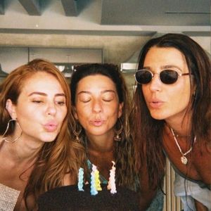 Atriz Paolla Oliveira reúne amigos e familiares em celebração discreta e compartilha momentos marcantes nas redes sociais