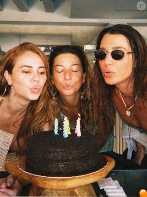 Atriz Paolla Oliveira reúne amigos e familiares em celebração discreta e compartilha momentos marcantes nas redes sociais