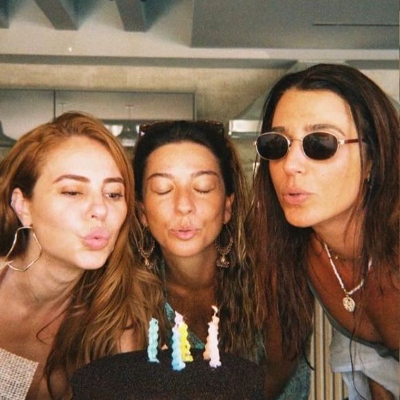 Atriz Paolla Oliveira reúne amigos e familiares em celebração discreta e compartilha momentos marcantes nas redes sociais