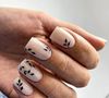 Floral preto é boa aposta para quem ama unhas decoradas clarinhas