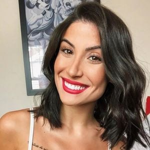 O comprimento do long bob na altura da clavícula cria um efeito que deixa o rosto mais alongado e equilibrado