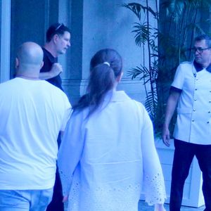 Novo flagra de Ivete Sangalo e Tiago Maia movimentou as redes sociais. Os dois deixavam o Copacabana Palace, no Rio, reforçando os rumores que circulam desde o início de abril sobre um possível romance