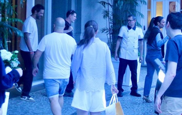 Novo flagra de Ivete Sangalo e Tiago Maia movimentou as redes sociais. Os dois deixavam o Copacabana Palace, no Rio, reforçando os rumores que circulam desde o início de abril sobre um possível romance
