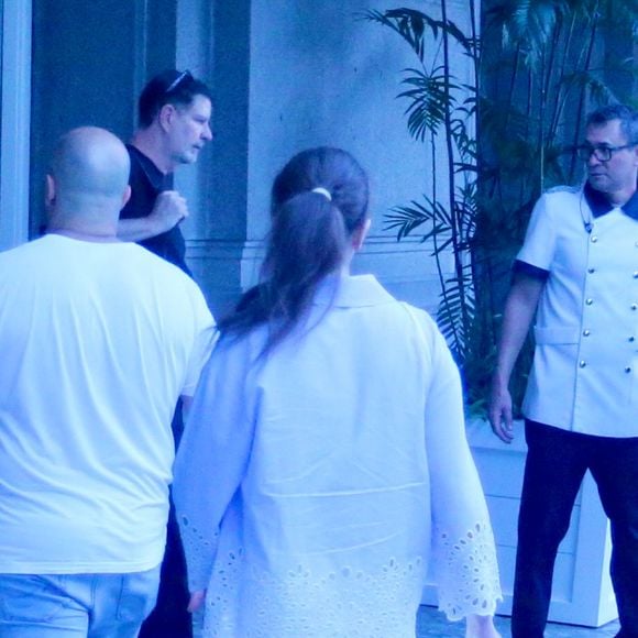 Novo flagra de Ivete Sangalo e Tiago Maia movimentou as redes sociais. Os dois deixavam o Copacabana Palace, no Rio, reforçando os rumores que circulam desde o início de abril sobre um possível romance