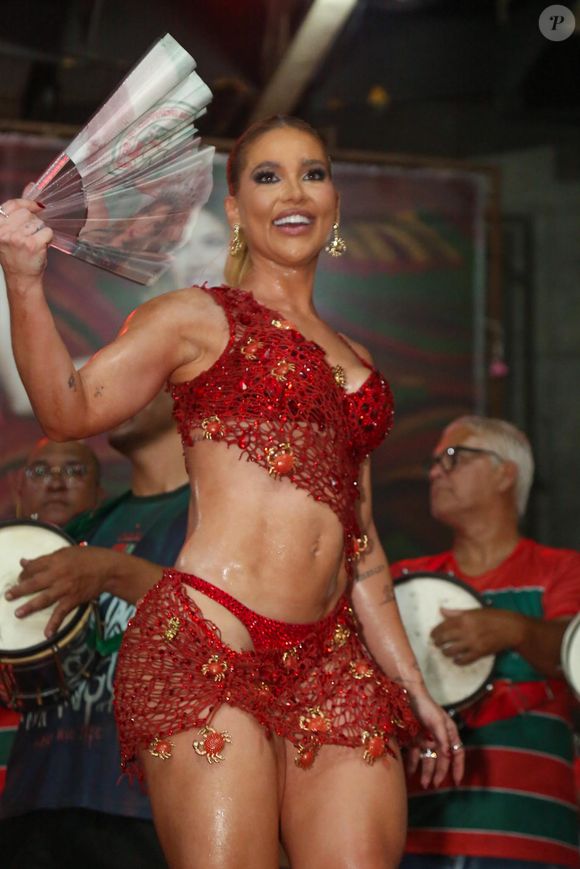 Virgínia Fonseca precisou de um leque para afastar o calor durante ensaio do carnaval 2026 da Grande Rio em 13 de janeiro de 2026