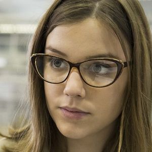 2017: com o visual diferente do anterior, Alice Wegmann fez parte do filme de terror 'O Rastro'