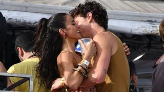 'Eles são muito transantes': o detalhe que (quase) passou despercebido na interação entre Bruna Marquezine e Shawn Mendes no Carnaval de Salvador. Vídeo!