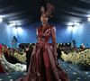 A atriz Jodie Smith marcou presença no Met Gala 2025 com um modelito customizado que também faria match total com o mule bordô da Jordan, que complementaria a proposta fashionista sem esforço