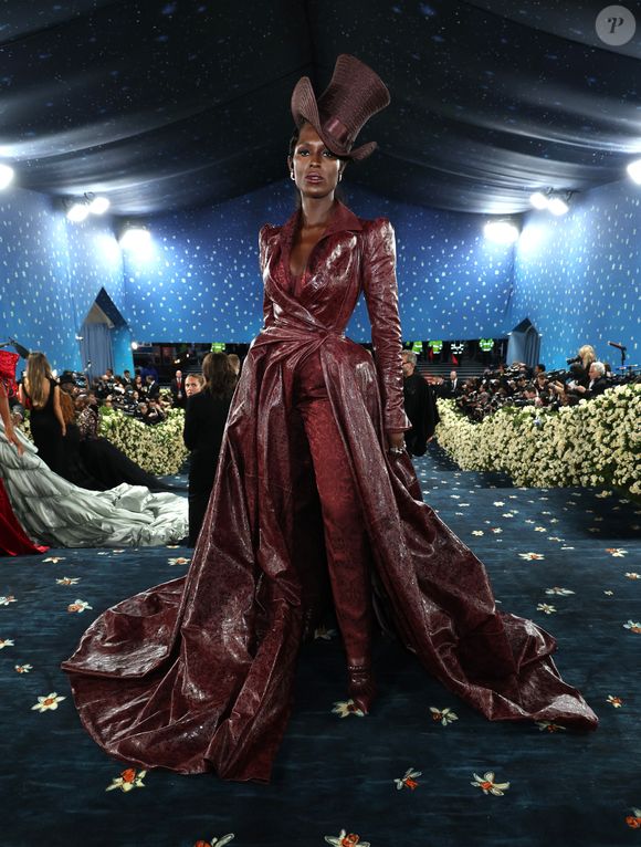 A atriz Jodie Smith marcou presença no Met Gala 2025 com um modelito customizado que também faria match total com o mule bordô da Jordan, que complementaria a proposta fashionista sem esforço