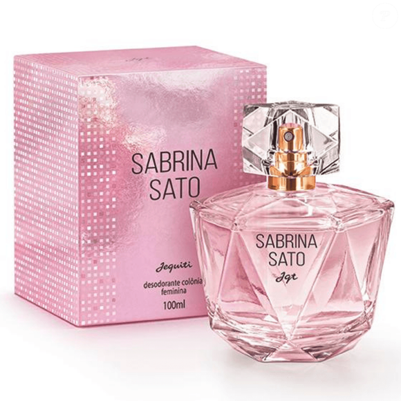 O Sabrina Sato, da Jequiti, tem caminho olfativo Floral Vibrante, com bouquet floral cremoso, nuances vibrantes de frutas e fundo amadeirado de amberwood e cashmeran