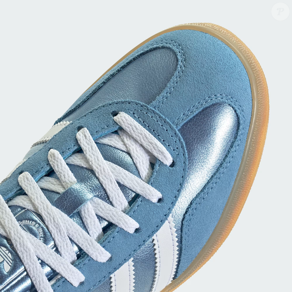 Quem procura um tênis capaz de iluminar os dias cinzentos de outono pode encontrar no Adidas Gazelle Indoor Aquamarine uma das opções mais interessantes da temporada