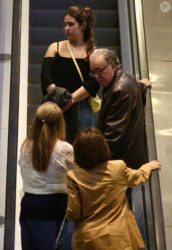 Tony Ramos e a família assistiram a peça de teatro 'Os Mambembes'