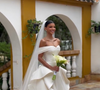 Jakelyne Oliveira escolheu um vestido de noiva em camadas, que faz referência ao look que ela usava quando recebeu o pedido de casamento, em 2023