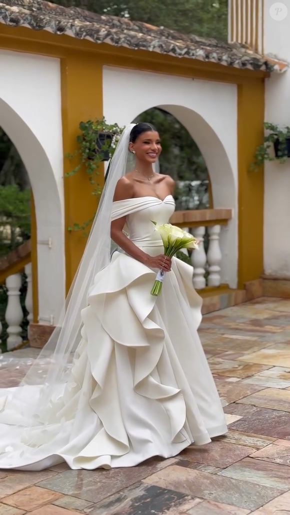 Jakelyne Oliveira escolheu um vestido de noiva em camadas, que faz referência ao look que ela usava quando recebeu o pedido de casamento, em 2023